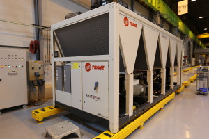 I nuovi refrigeratori raffreddati ad aria Sintesis da 300 a 1500 kW con compressore rotativo a vite.