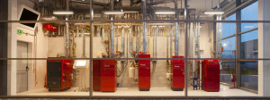 La centrale termica. È un esempio di polifunzionalità, comprende prodotti che non servono all'impianto ma per essere testati nei corsi d formazione. (FOTO Solarraum).
