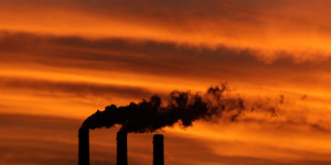 Un recente rapporto dell'Agenzia europea dell'ambiente conferma la tendenza alla riduzione  the smokestacks at the Jeffrey Energy Center coal power plant as the suns sets near Emmett, Kan. Worldwide levels of the chief greenhouse gas that causes global warming have hit a milestone, reaching an amount never before encountered by humans, federal scientists said Friday, May 10, 2013. Carbon dioxide was measured at 400 parts per million at the oldest monitoring station in Hawaii which sets the global benchmark. The last time the worldwide carbon level was probably that high was about 2 million years ago, said Pieter Tans of the National Oceanic and Atmospheric Administration. (AP Photo/Charlie Riedel)